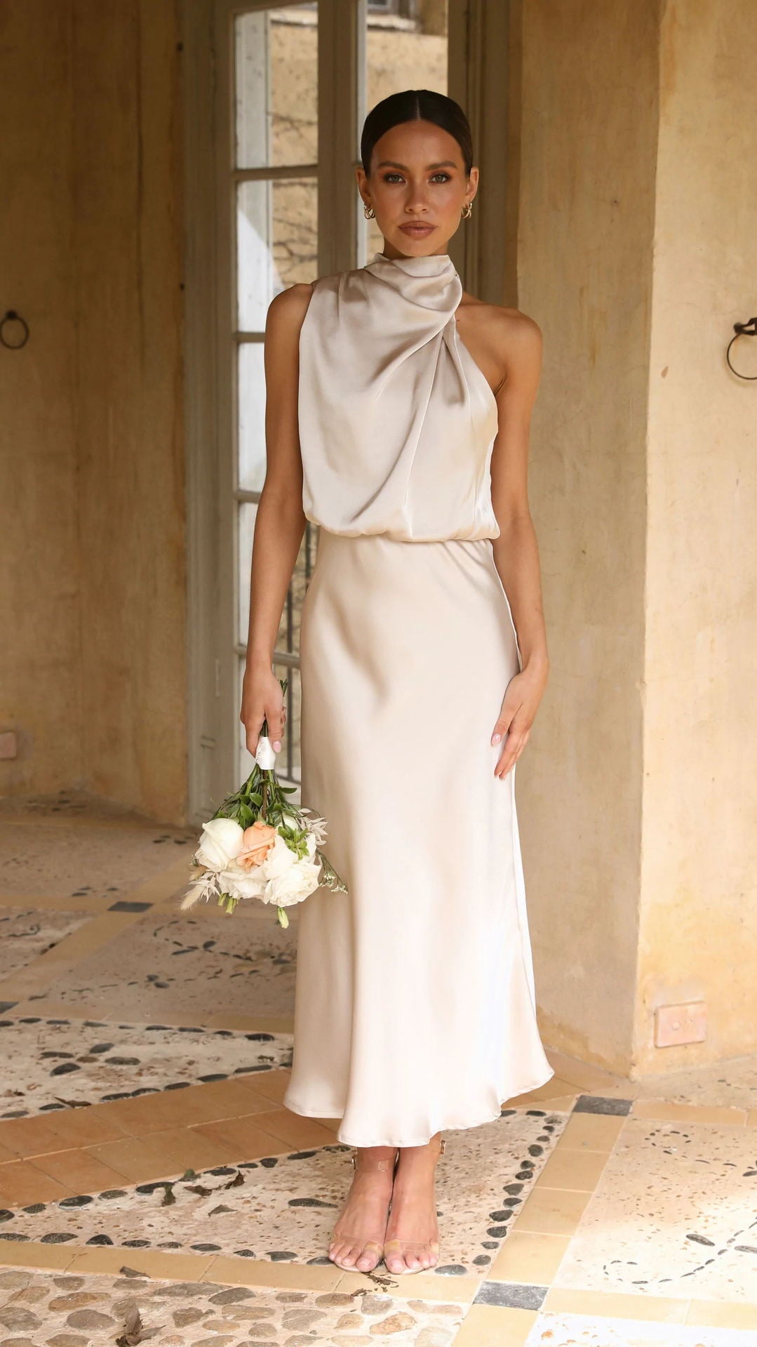 Amber™ | Abito in raso elegante con collo alto oro chiaro