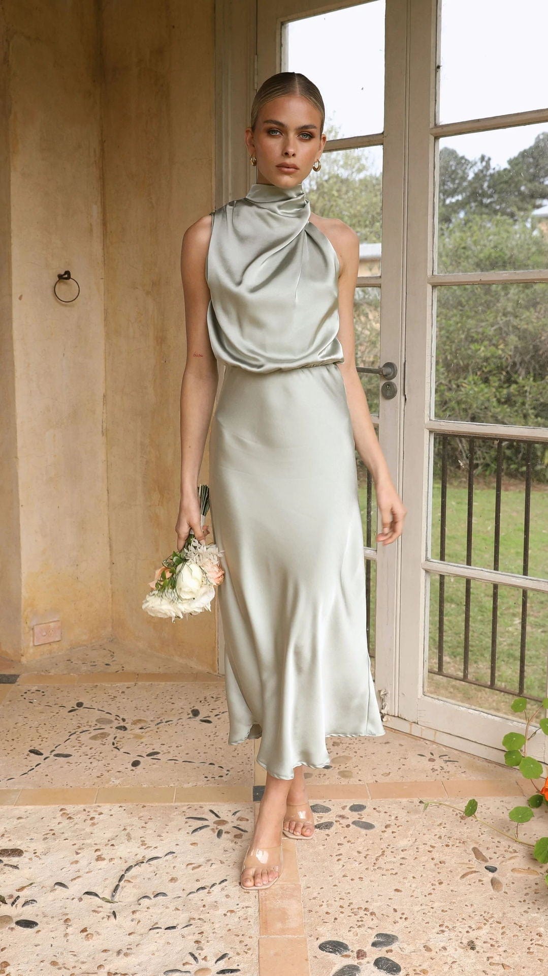 Amber™ | Abito in raso elegante con collo alto oro chiaro